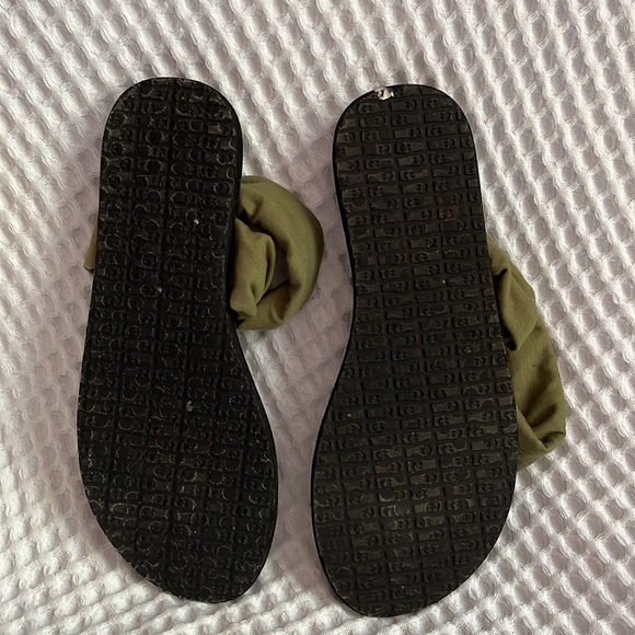 Sanuk,olive green,yoga mat sole,sandal, size 7, excellent condition, worn once - Picture 5 of 5